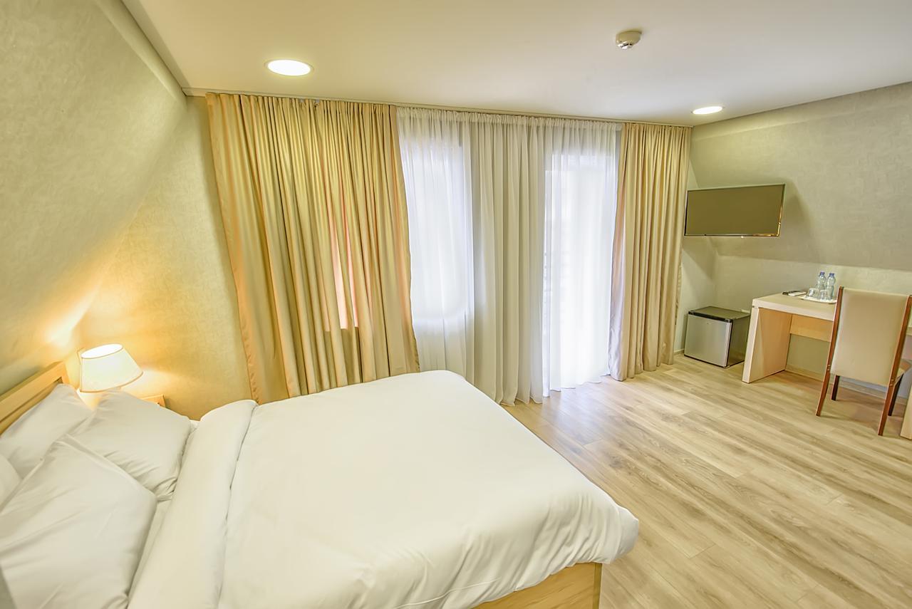 Green Corner Hotel Tbilisi Bagian luar foto